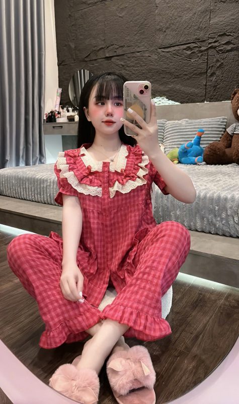 lấy quần áo tại xưởng